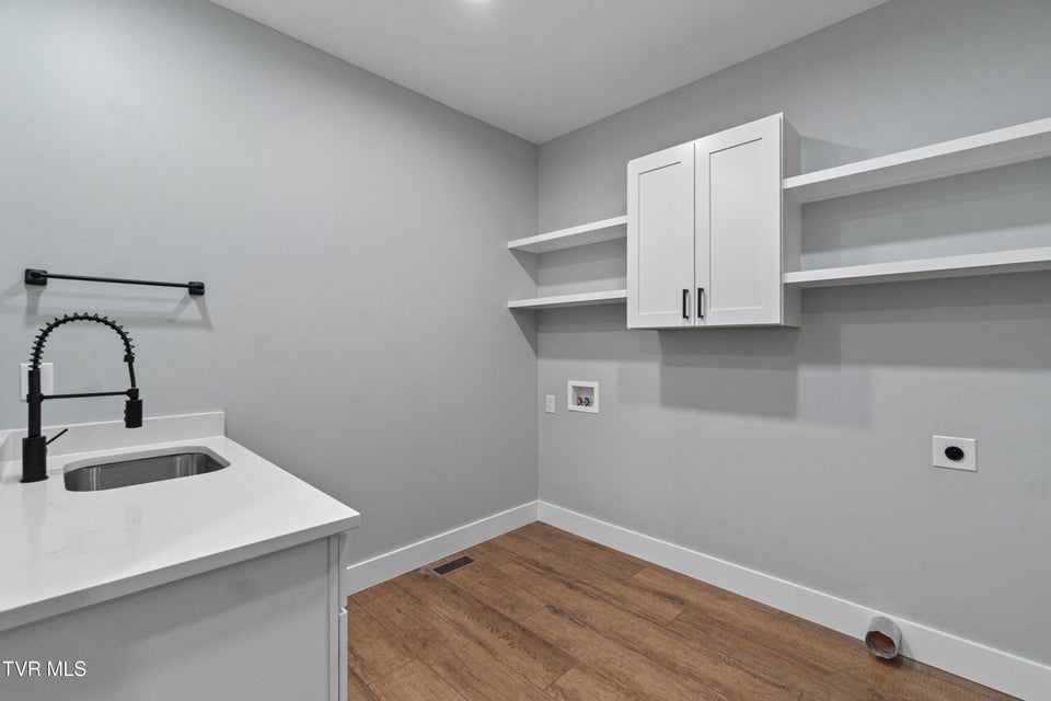 Photo #33: 210 Emperor 