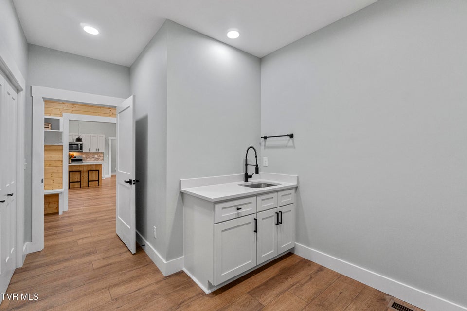 Photo #34: 210 Emperor 