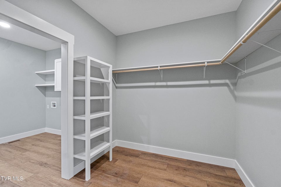 Photo #22: 210 Emperor 