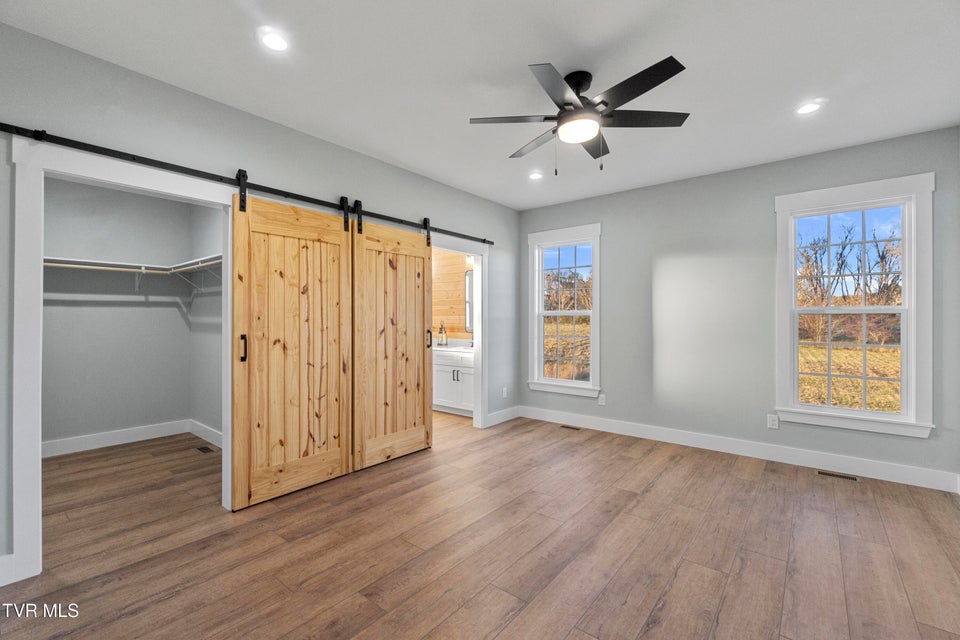 Photo #23: 210 Emperor 