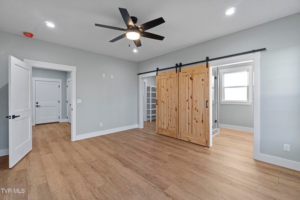 Photo #24: 210 Emperor 