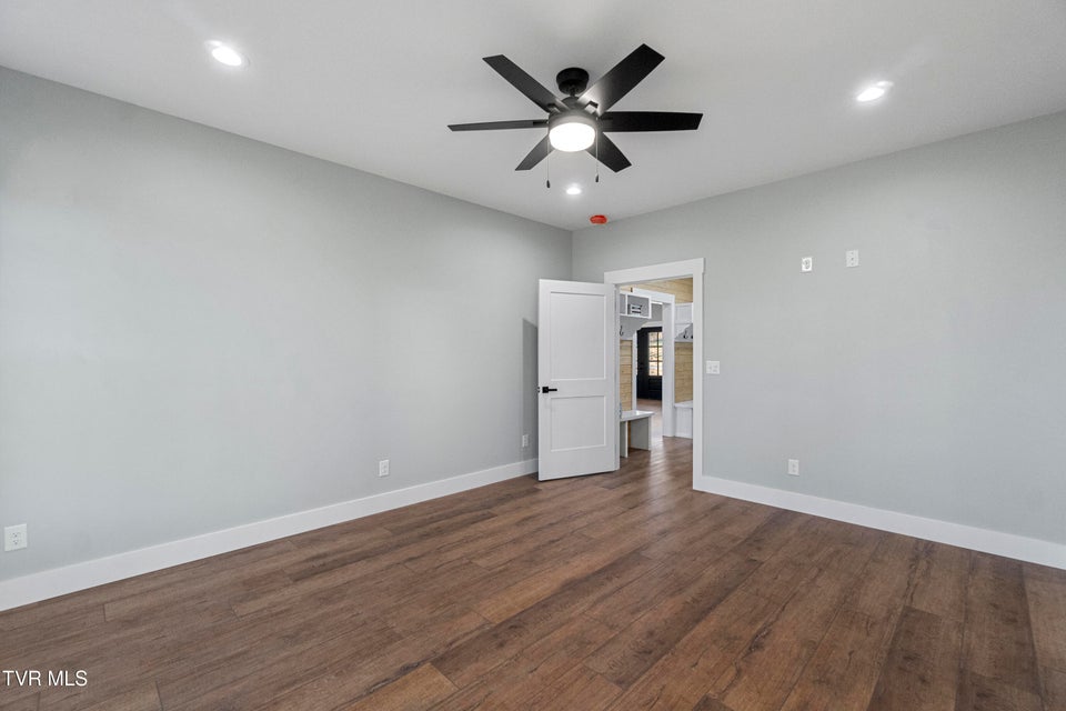 Photo #25: 210 Emperor 