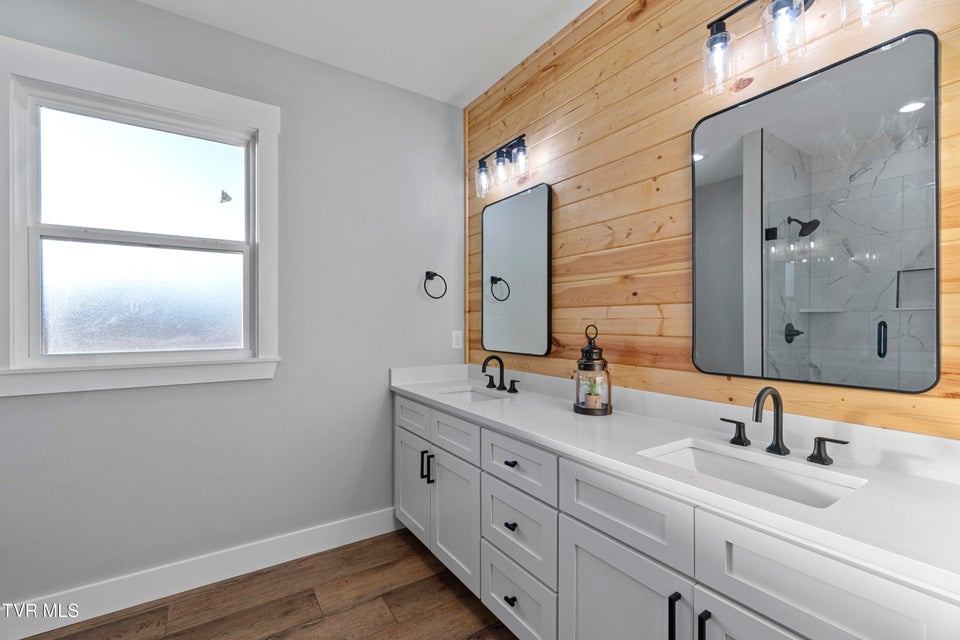 Photo #29: 210 Emperor 