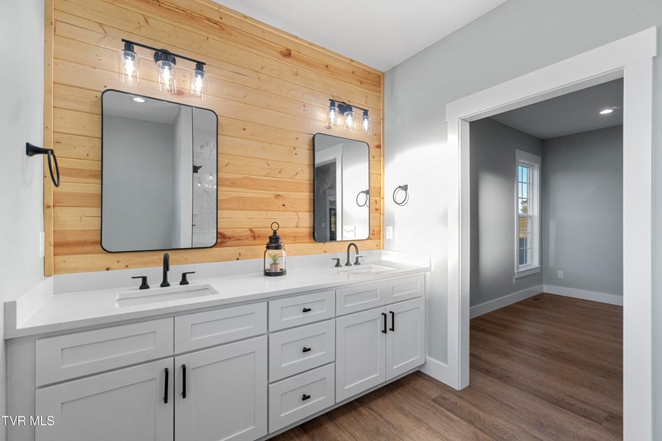 Photo #32: 210 Emperor 