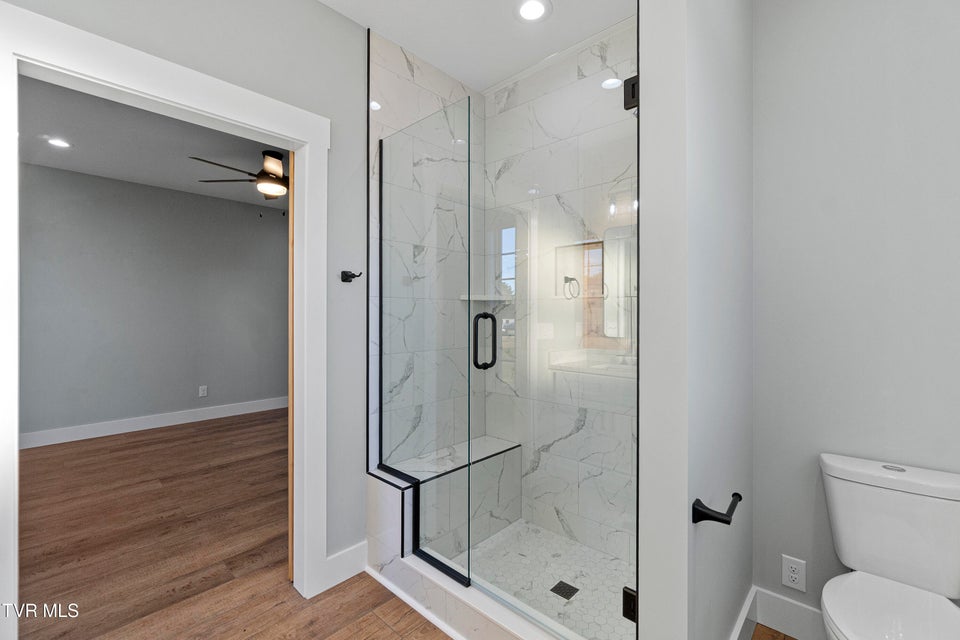 Photo #31: 210 Emperor 