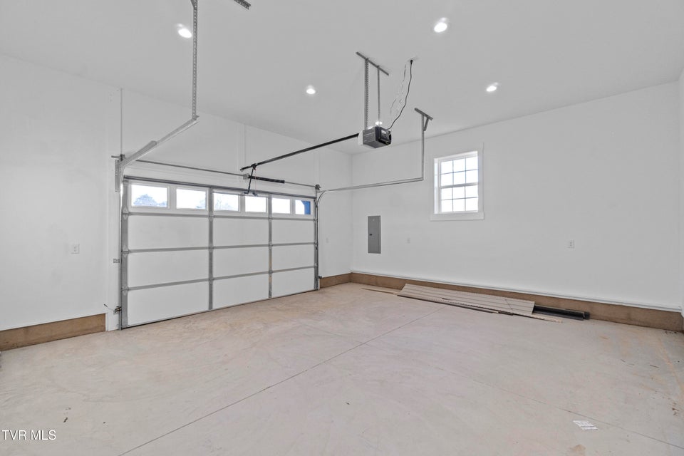 Photo #35: 210 Emperor 