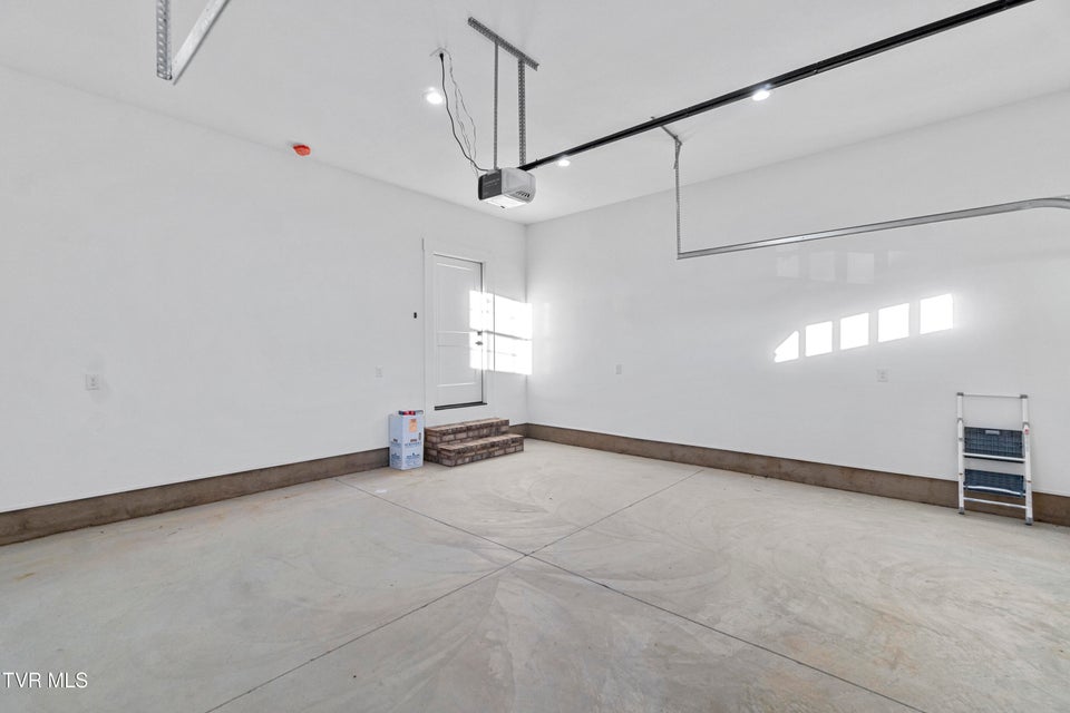 Photo #36: 210 Emperor 