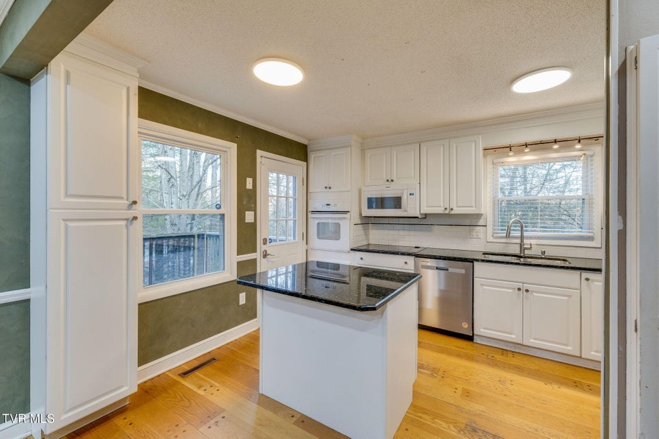 Photo #9: 4004 Lakeland Drive