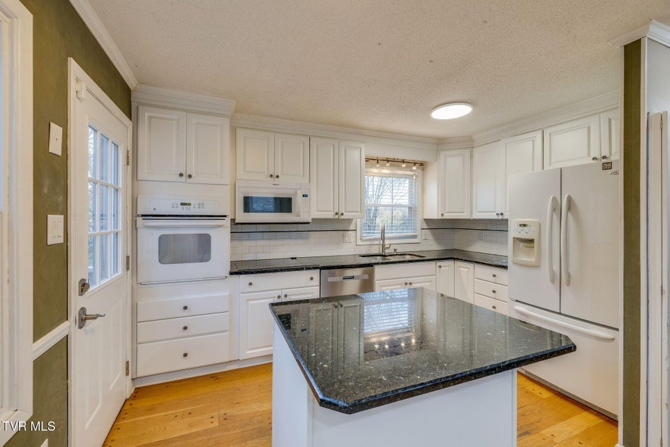 Photo #10: 4004 Lakeland Drive