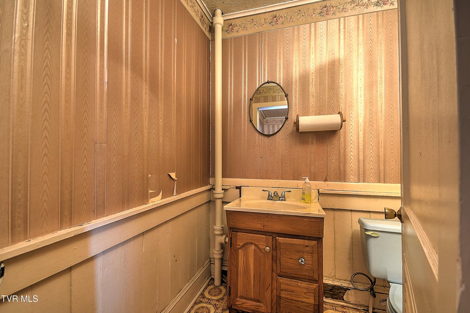 Photo #15: 2225 Ashwood Avenue