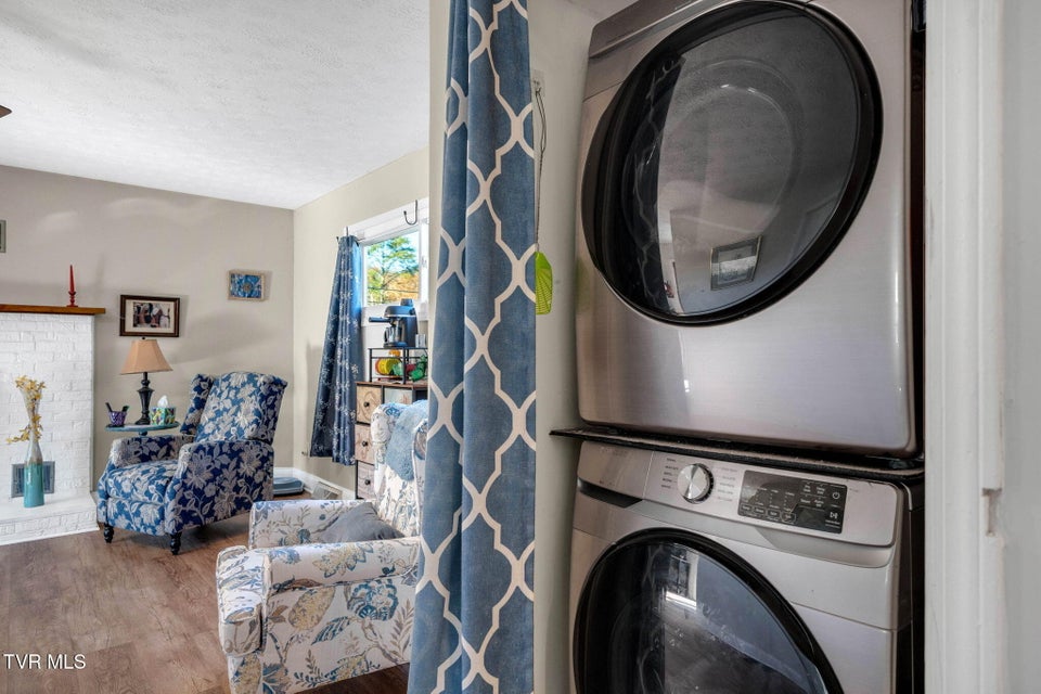 Photo #11: 639 Ohio Avenue