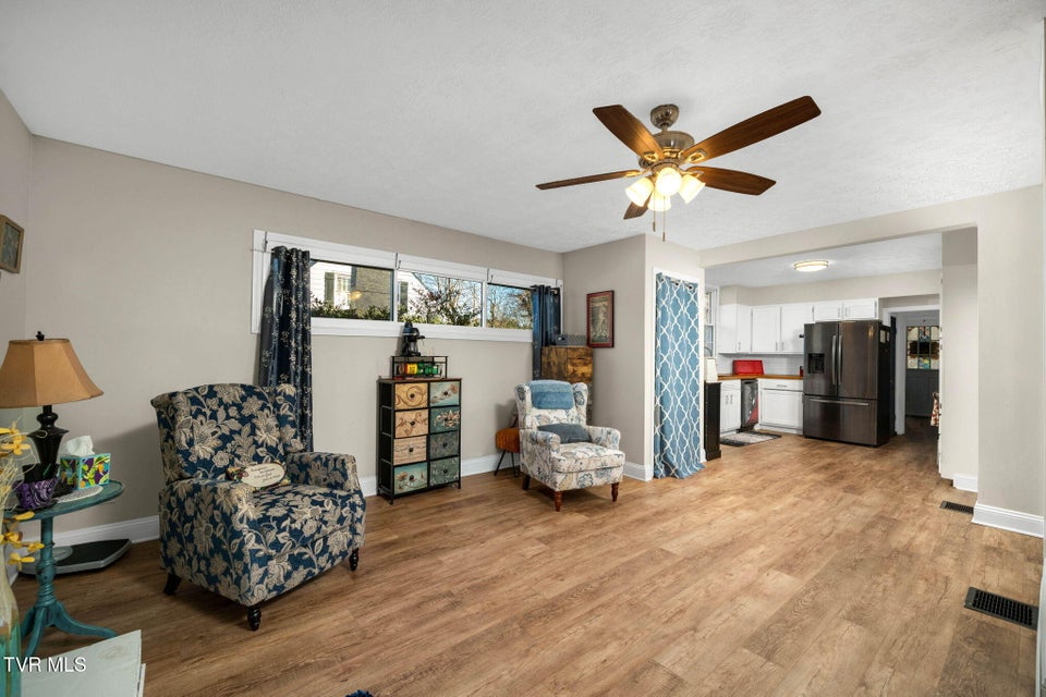 Photo #10: 639 Ohio Avenue