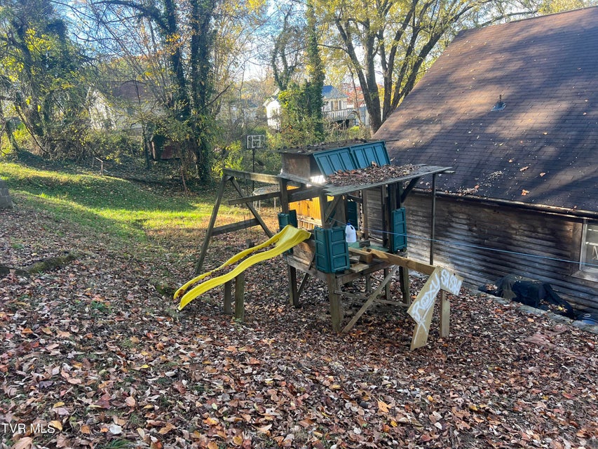 Photo #6: 306 Delaware Street