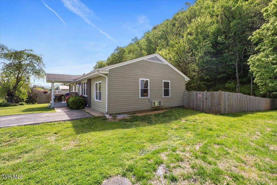 Photo #26: 1212 Thomas Boulevard Boulevard