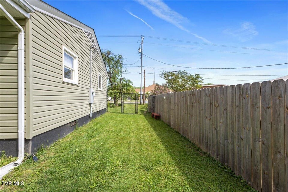 Photo #36: 1212 Thomas Boulevard Boulevard