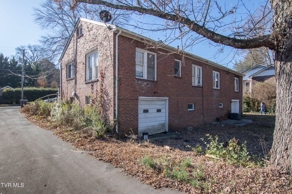 Photo #9: 407 & 409 Poplar Street