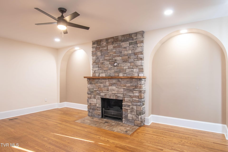 Photo #19: 407 & 409 Poplar Street