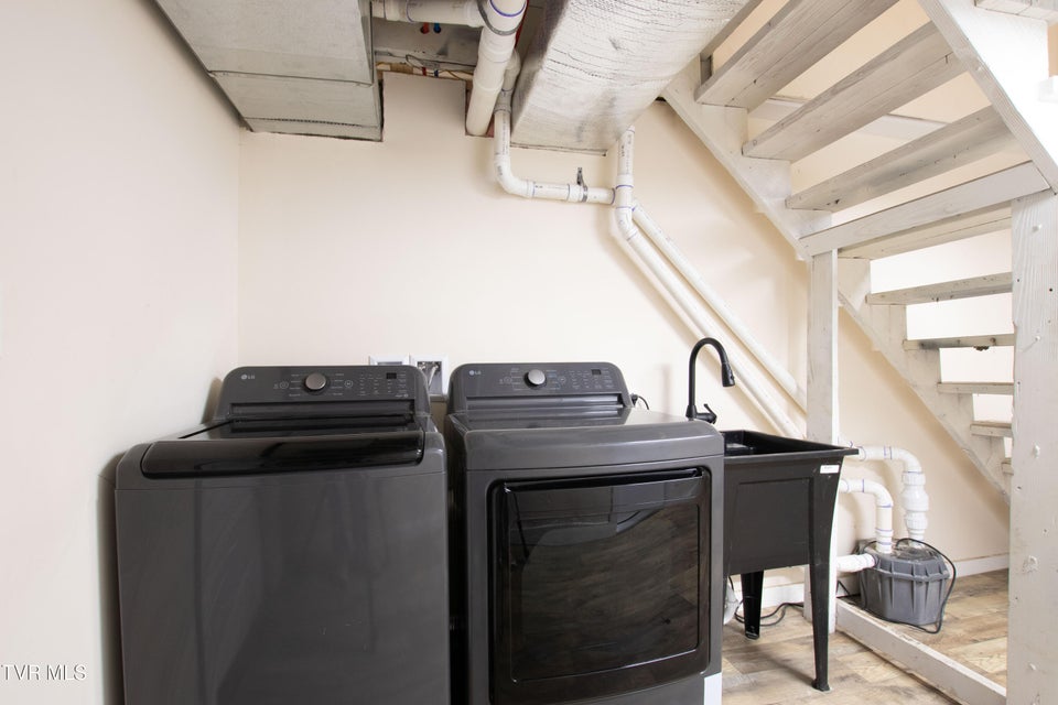 Photo #31: 407 & 409 Poplar Street