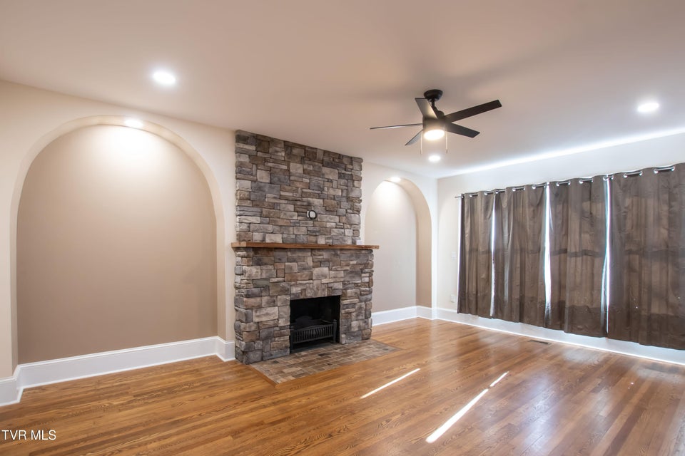 Photo #21: 407 & 409 Poplar Street