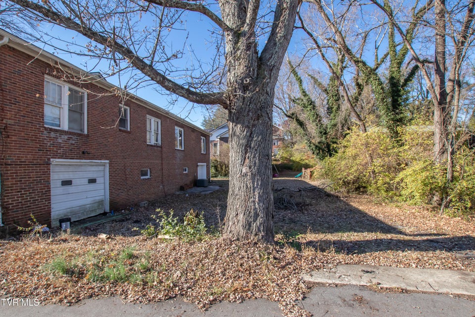 Photo #10: 407 & 409 Poplar Street