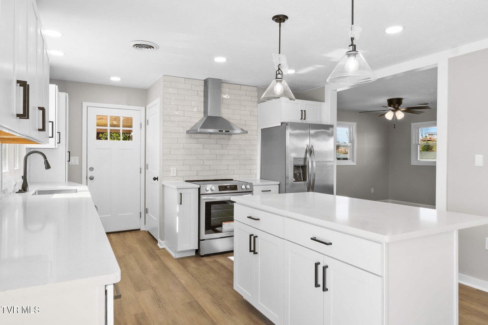 Photo #11: 105 S Monte Vista Drive