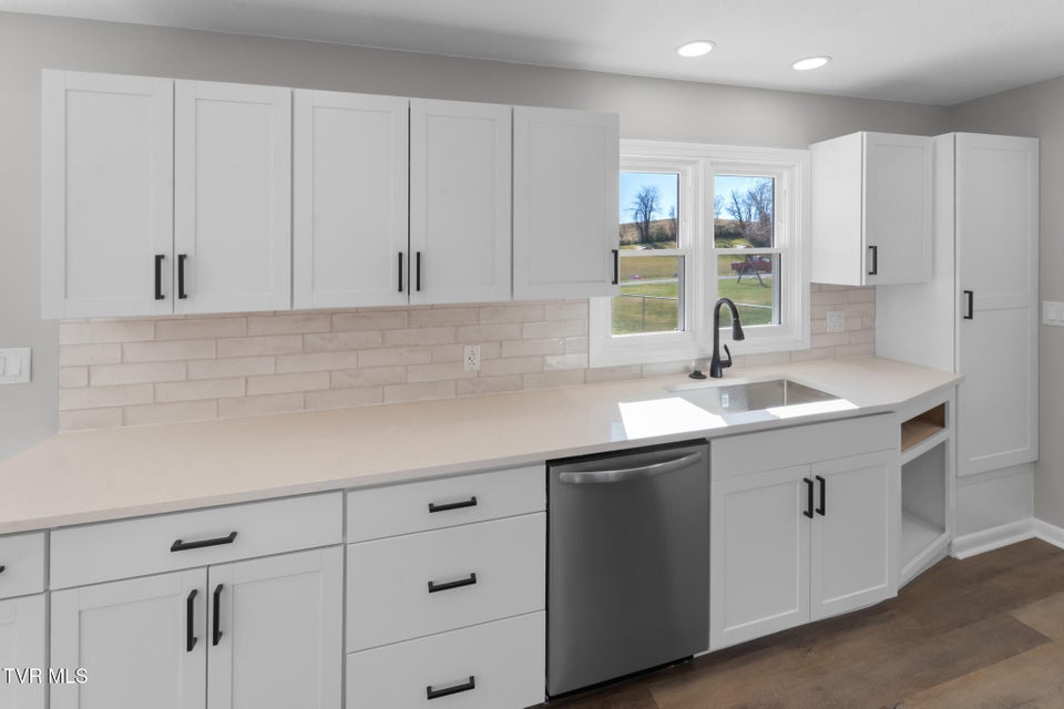 Photo #18: 105 S Monte Vista Drive