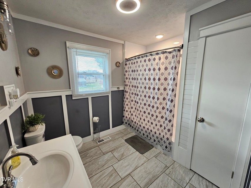 Photo #33: 320 Green Lane