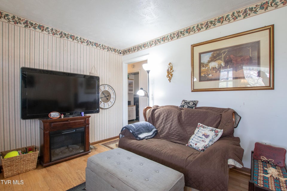 Photo #7: 152 Shaw Street