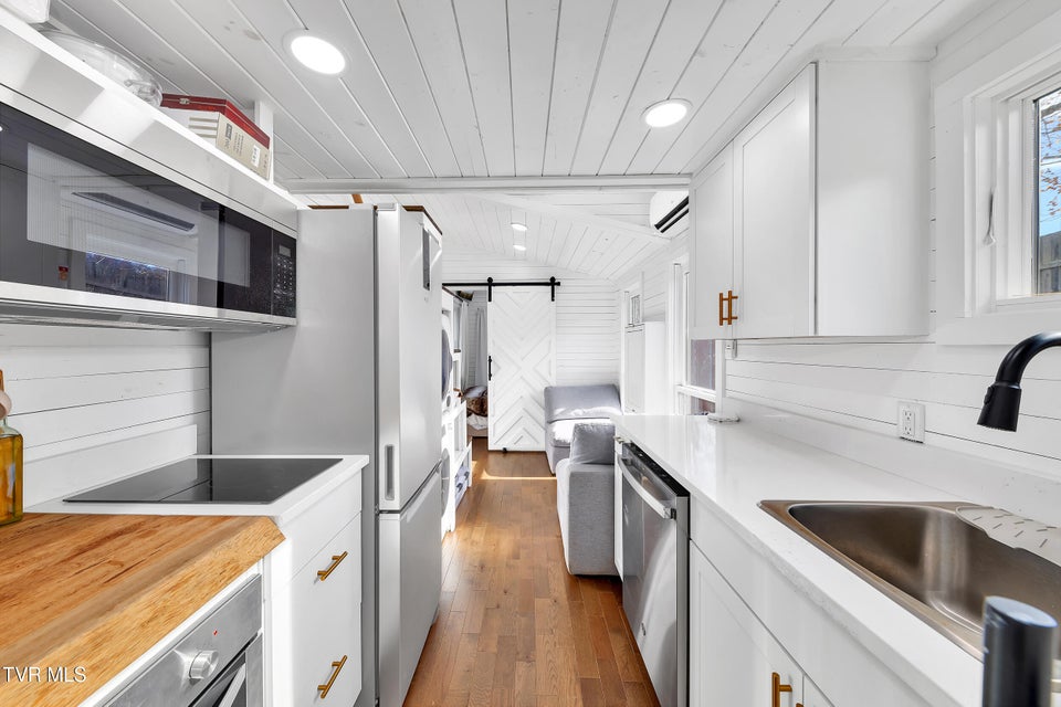 Photo #4: 918 Riverview Drive