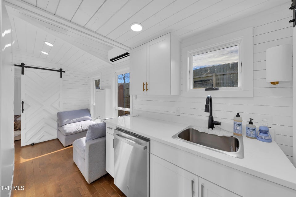 Photo #5: 918 Riverview Drive