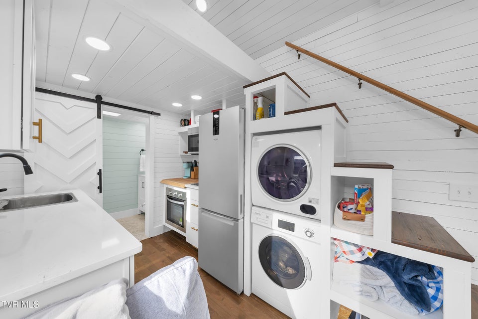 Photo #6: 918 Riverview Drive