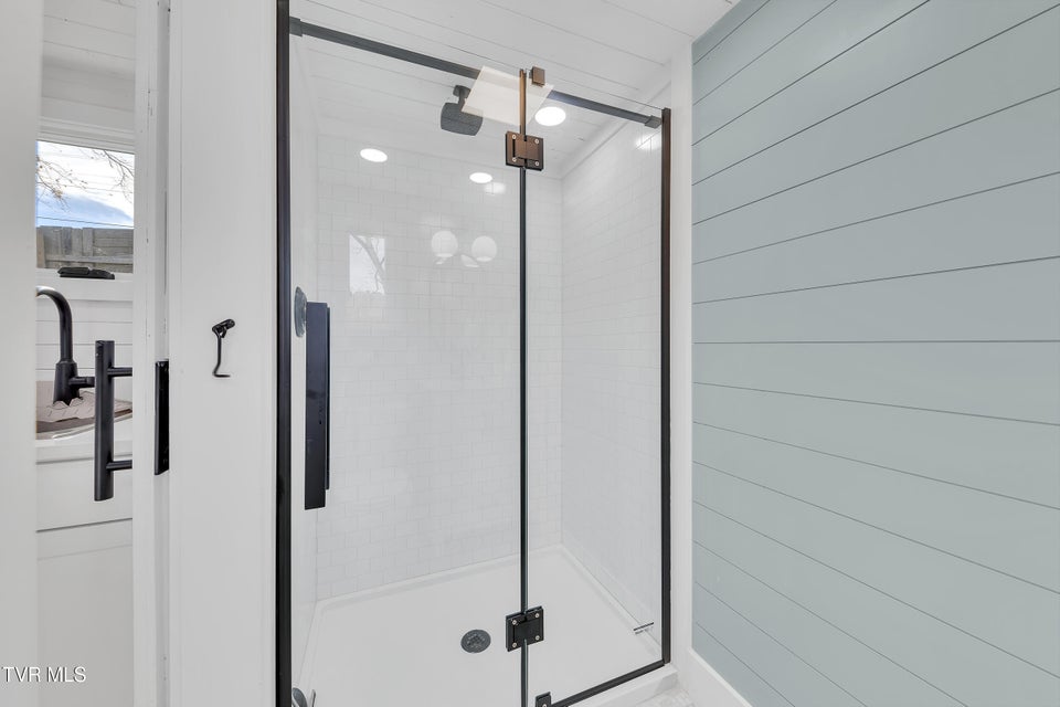 Photo #7: 918 Riverview Drive