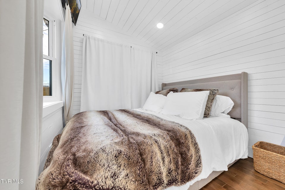 Photo #9: 918 Riverview Drive