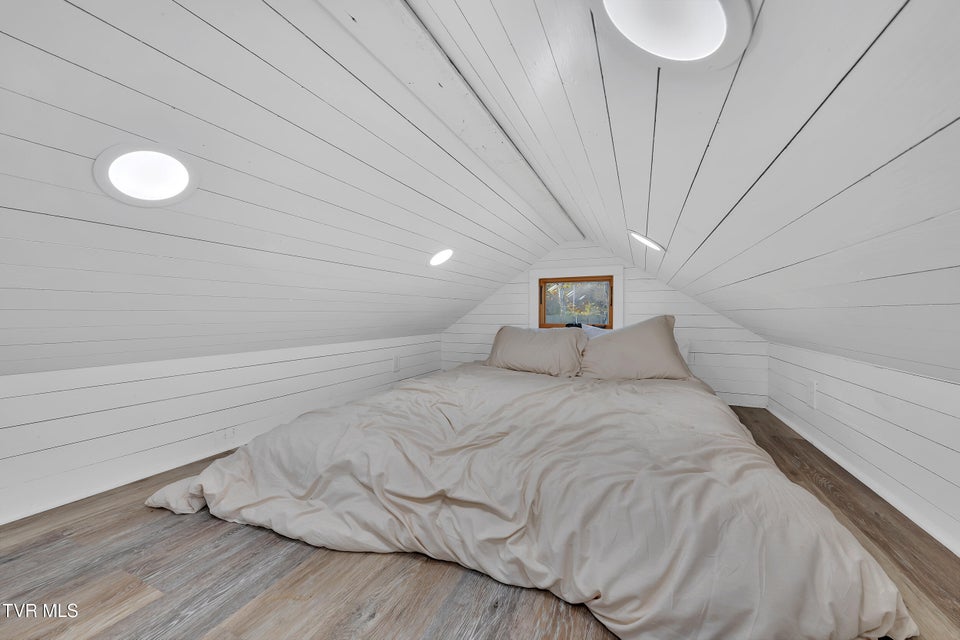 Photo #10: 918 Riverview Drive