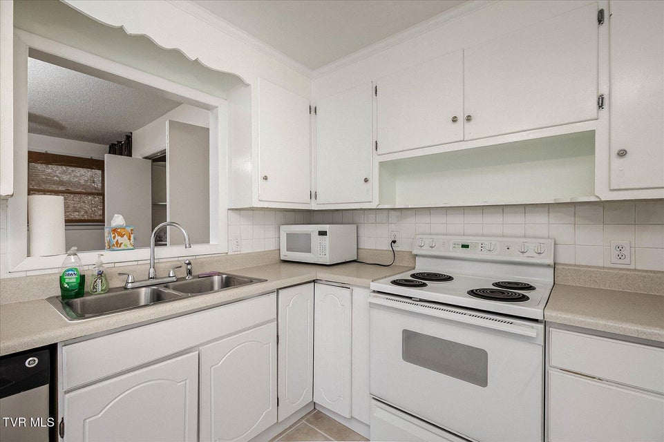 Photo #15: 917 Quillen Street