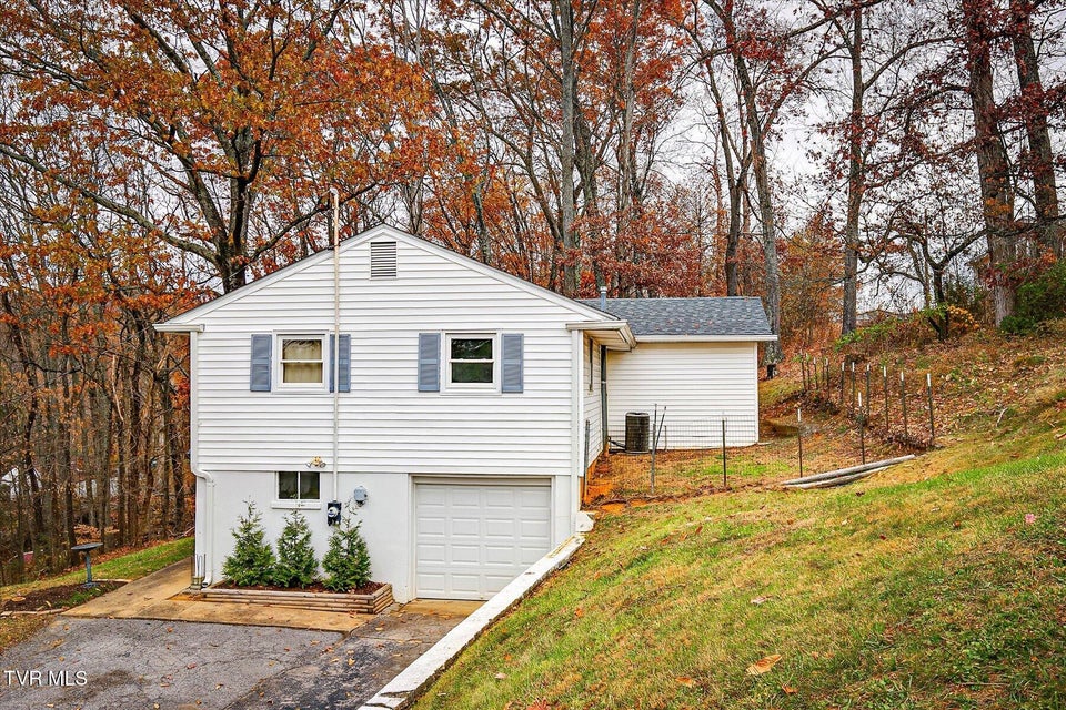 Photo #32: 917 Quillen Street