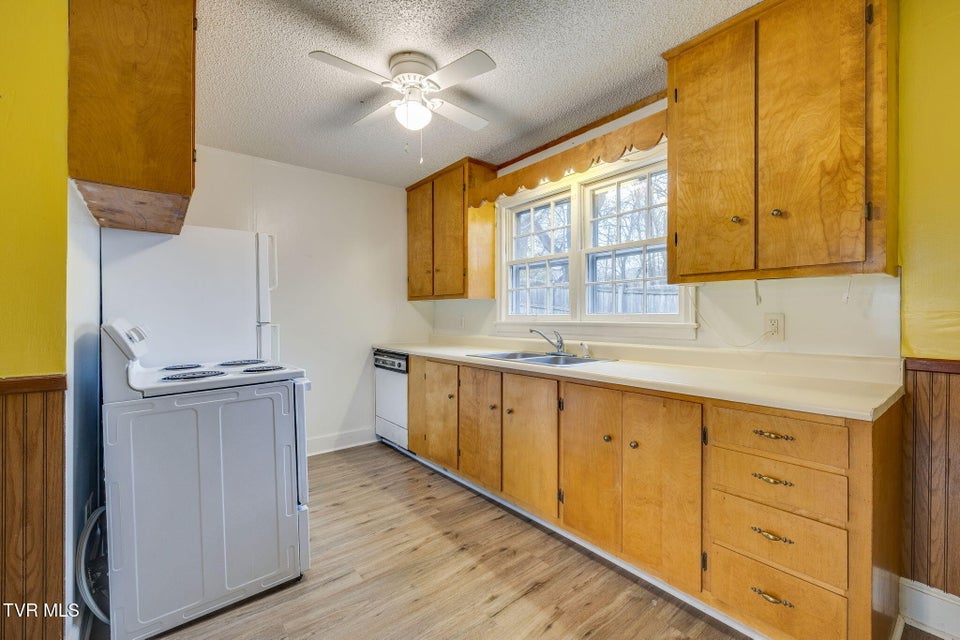 Photo #12: 813 Haynes Street