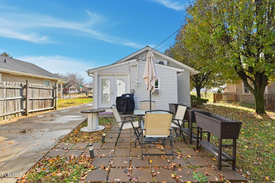 Photo #19: 1010 Borden Street