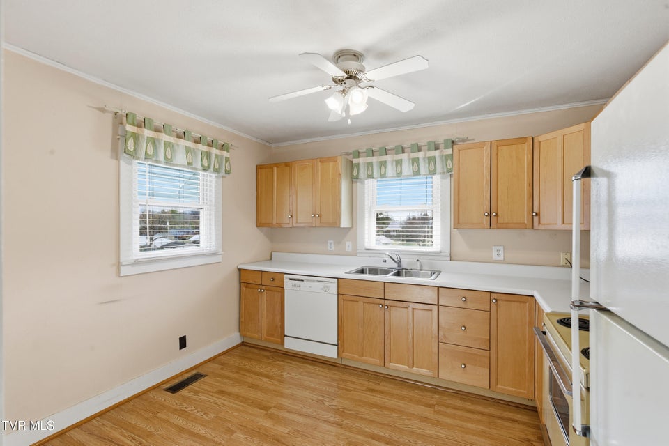 Photo #10: 328 Lincoln Avenue