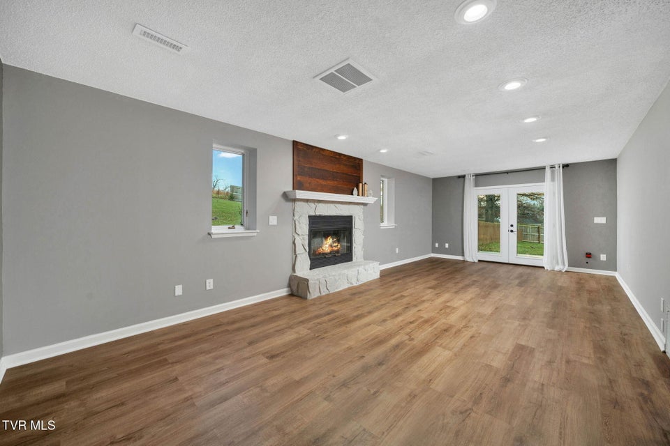 Photo #29: 609 Live Oak Court