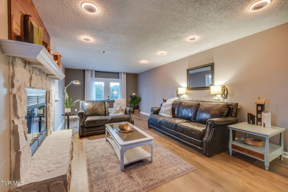 Photo #30: 609 Live Oak Court