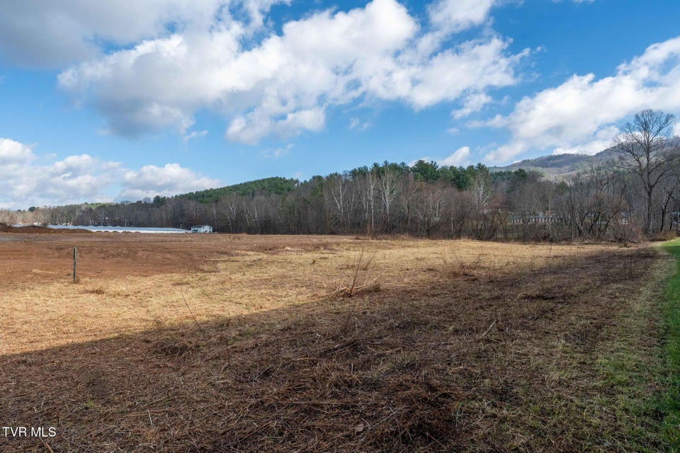 Photo #27: 21 Shady Street