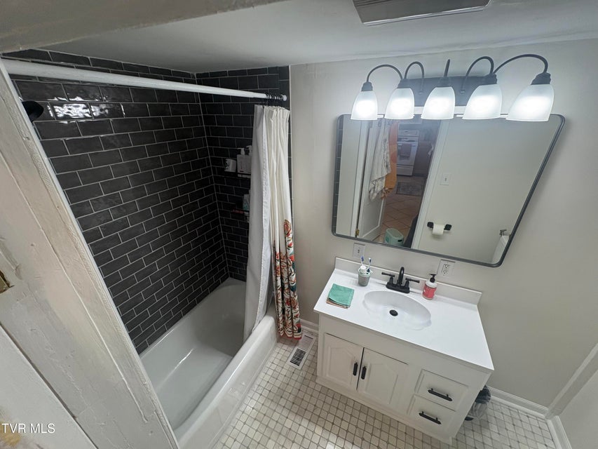 Photo #13: 116 Elizabeth Street