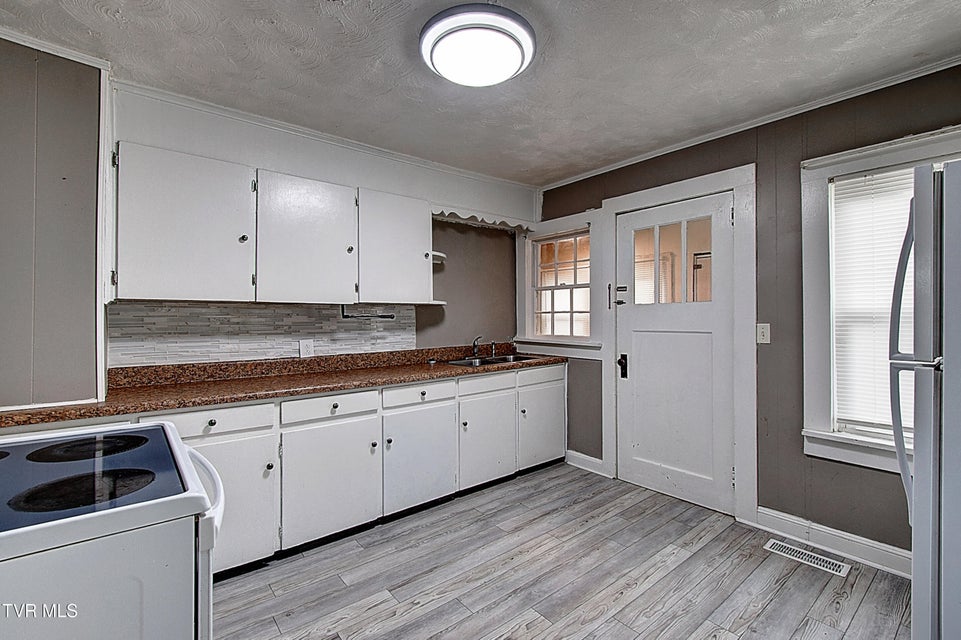 Photo #10: 805 Maple Street