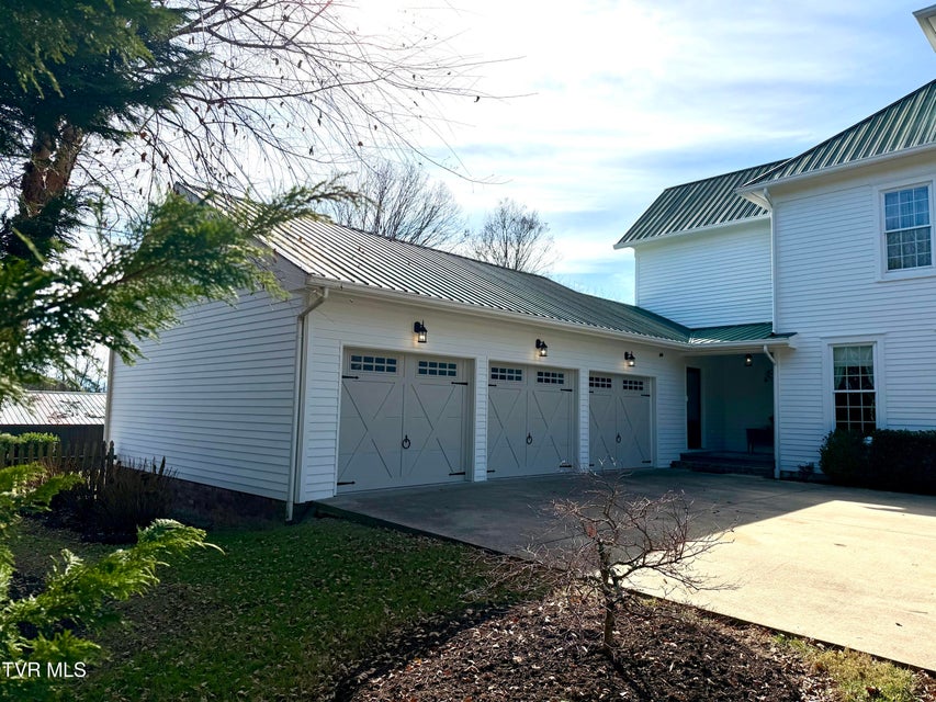 Photo #16: 208 Main Street