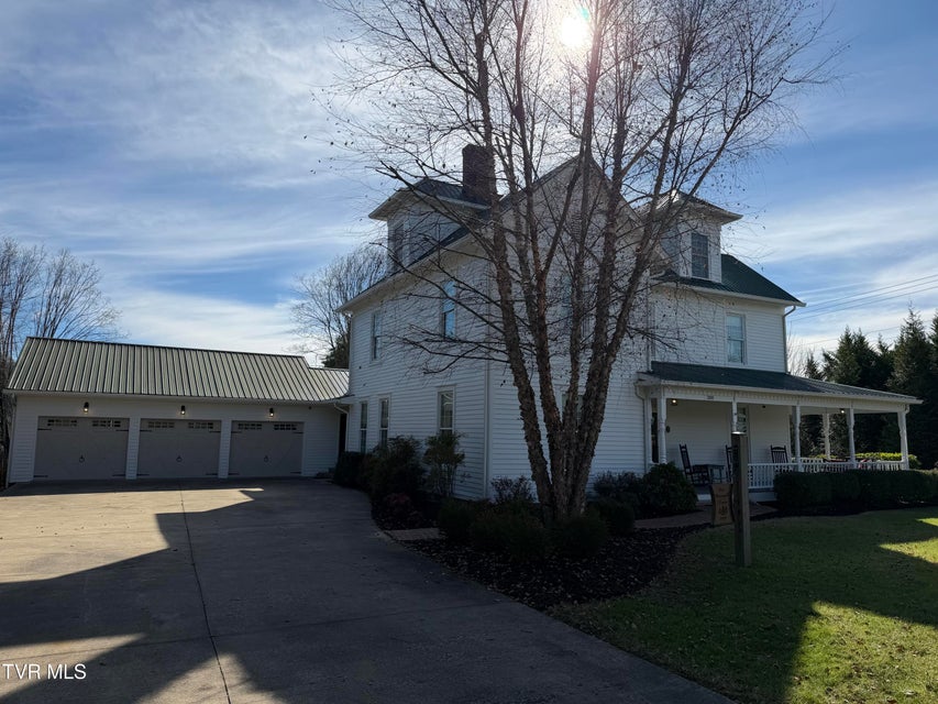 Photo #14: 208 Main Street