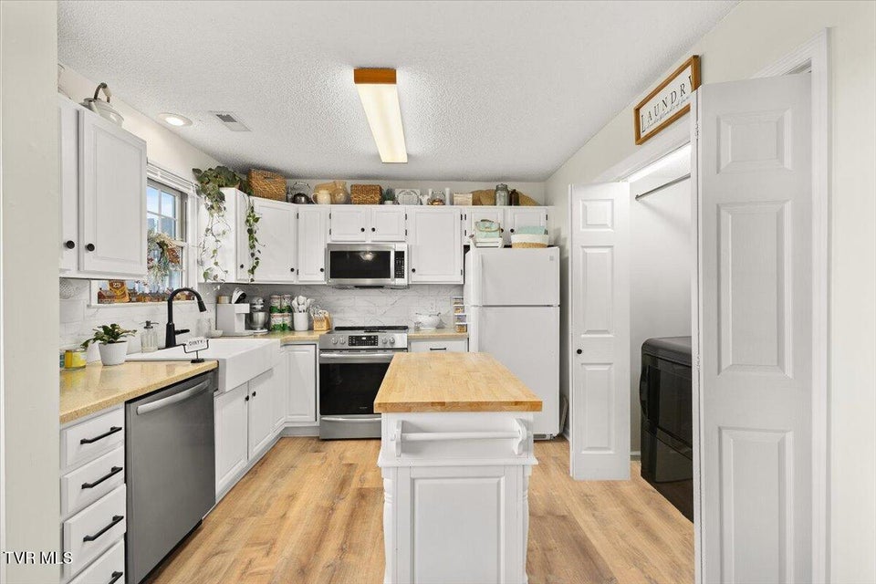 Photo #3: 1725 Lakeview Drive