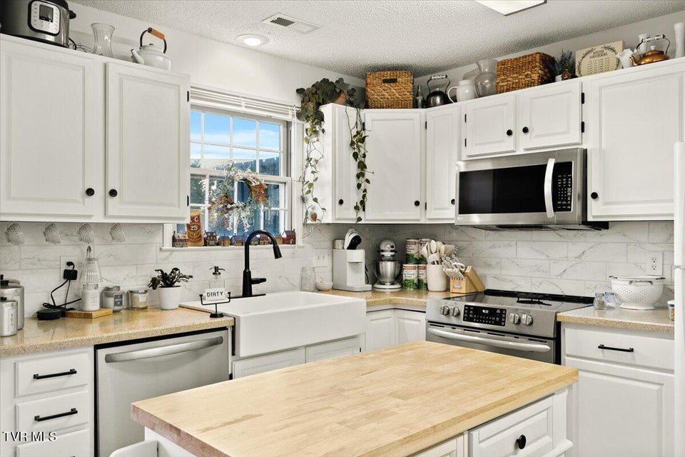 Photo #14: 1725 Lakeview Drive