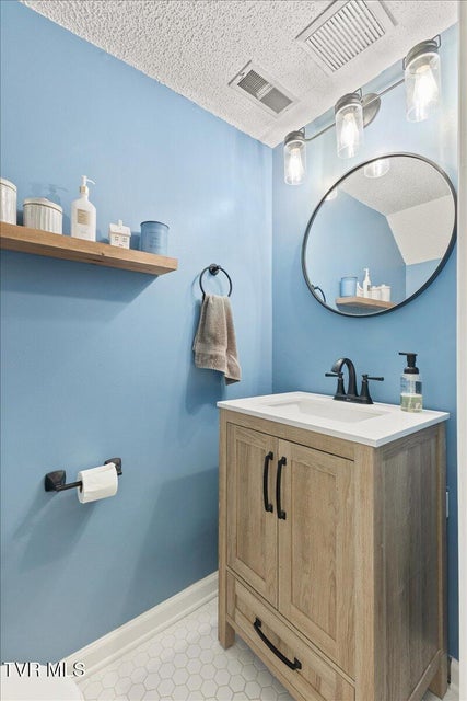 Photo #6: 1725 Lakeview Drive