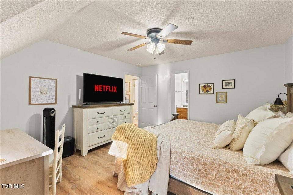 Photo #18: 1725 Lakeview Drive